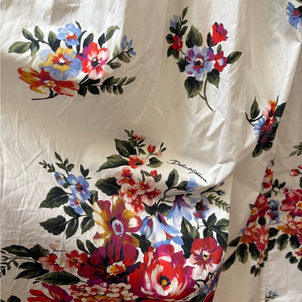 Dolce & Gabbana skirt size 8 US/Price is firm/lowest offer due to moving - Picture 3 of 6